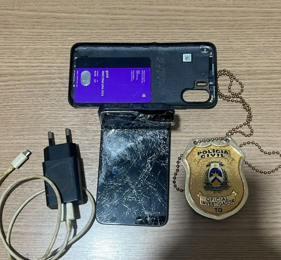 Investigado quebrou o pr&oacute;prio aparelho celular e tentou fugir, mas foi contido pelas autoridades policiais - Foto: Divulga&ccedil;&atilde;o PCTO