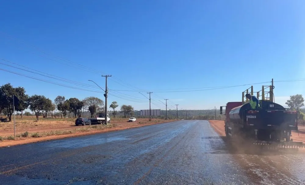 Os trabalhos foram realizados nas proximidades da rotat&oacute;ria da Avenida L, acesso ao setor Bertaville, onde as equipes j&aacute; conclu&iacute;ram o tratamento da base &ndash; Foto: Divulga&ccedil;&atilde;o 