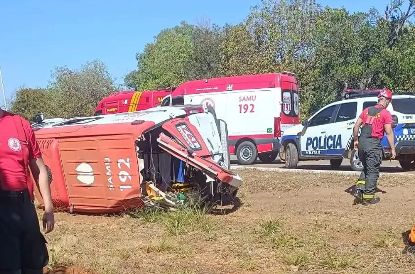 Ambul&acirc;ncia da Unidade de Suporte Avan&ccedil;ado (USA) capotou durante o trajeto para atender a ocorr&ecirc;ncia &ndash; Foto: Reprodu&ccedil;&atilde;o / Ag&ecirc;ncia Tocantins 