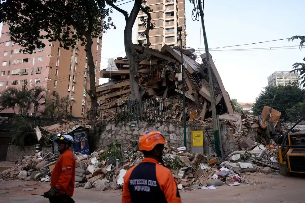 Equipes de emerg&ecirc;ncia em frente a escombros de pr&eacute;dio derrubado por terremotos hist&oacute;ricos em Caracas, na Venezuela, em 25 de junho de 2026. &mdash; Foto: REUTERS/Leonardo Fernandez Viloria
