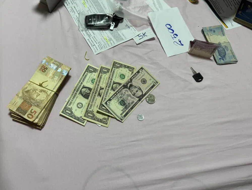 Foram apreendidos de cerca de R$ 8 mil, cart&otilde;es banc&aacute;rios e notas de d&oacute;lar durante buscas - Foto: Hiago Muniz/Governo do Tocantins