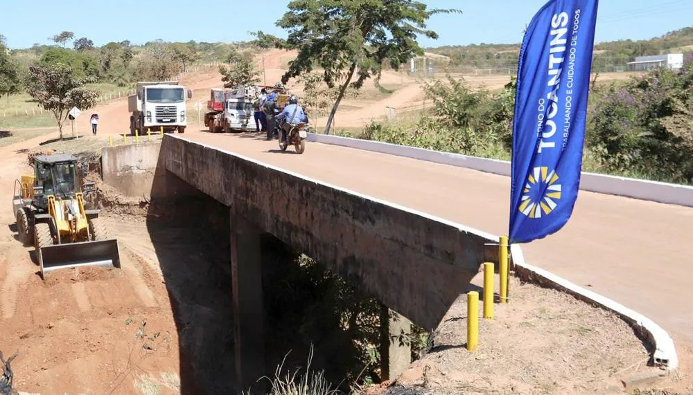 Chefe do Executivo estadual tamb&eacute;m assinou ordem de servi&ccedil;o para a constru&ccedil;&atilde;o da ponte de concreto sobre o Rio Gameleira, ampliando a seguran&ccedil;a e a mobilidade para moradores e produtores da regi&atilde;o &ndash; Foto: Ademir dos Anjos/Governo do Tocantins