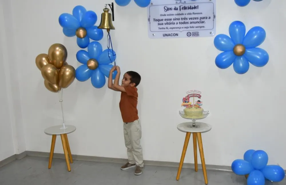O pequeno João Lucas em momento de celebração após a cura - Foto: Ellayne Czuryto/Governo do Tocantins