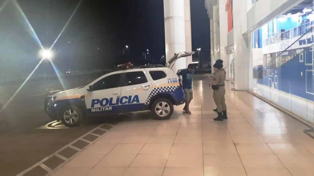 Após ser detido pelos seguranças da loja, o suspeito foi entregue aos policiais militares do 1º BPM - Foto: Allessandro Ferreira / Agência Tocantins