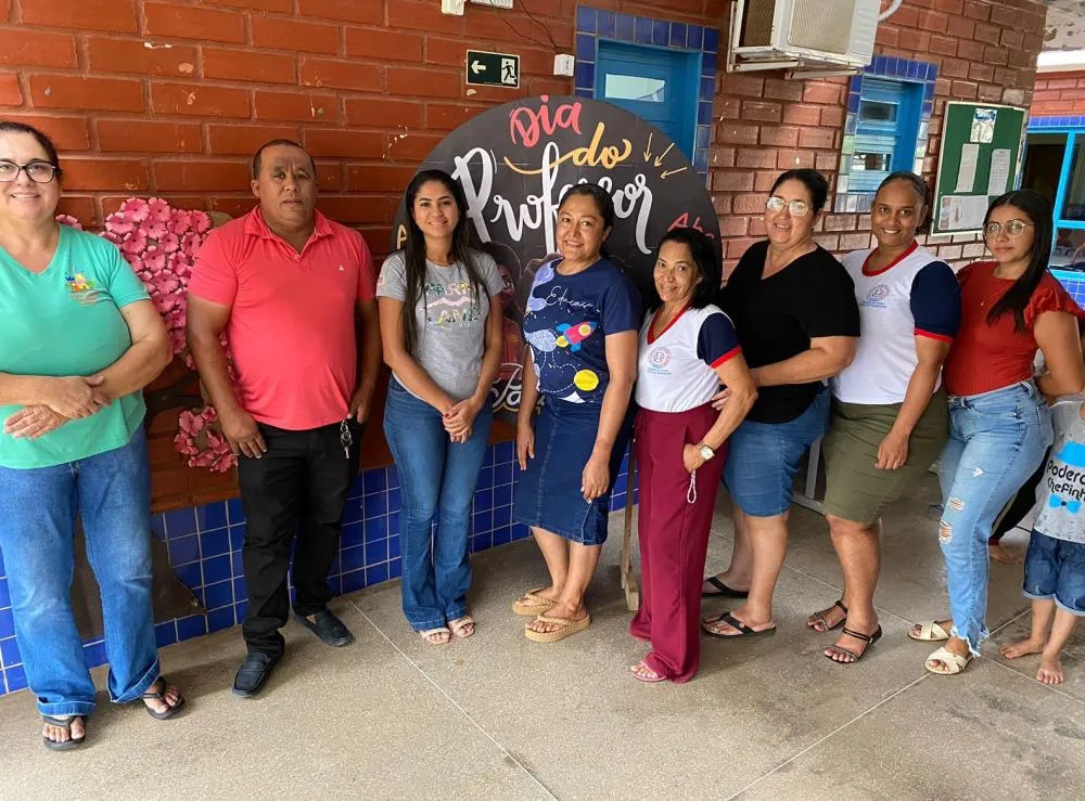 Durante as visitas, Eli Pereira cumprimentou professores e servidores das unidades escolares – Foto: Divulgação / Assessoria 