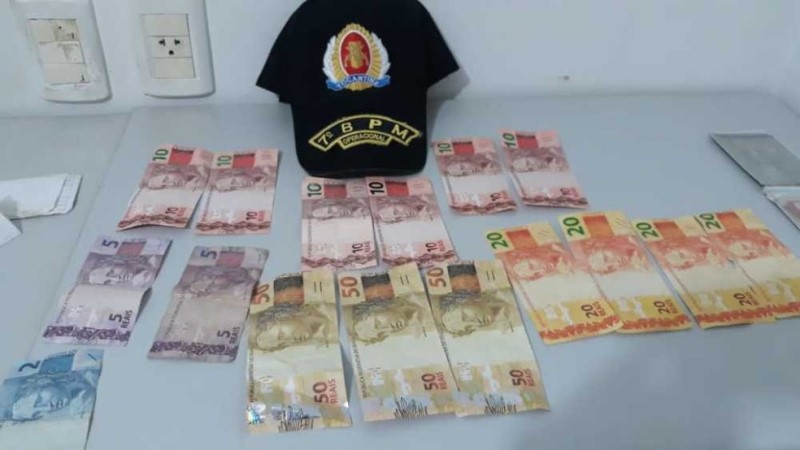 Dinheiro falso foi encontrado com suspeito em bar — Foto: Divulgação/Polícia Militar