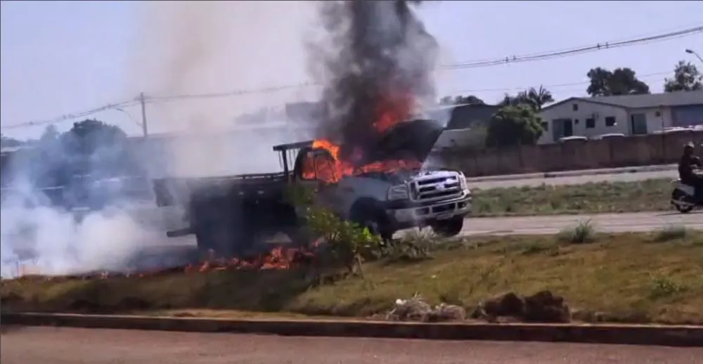 O veículo ficou completamente destruído com as chamas – Foto: Allessandro Ferreira / Agência Tocantins