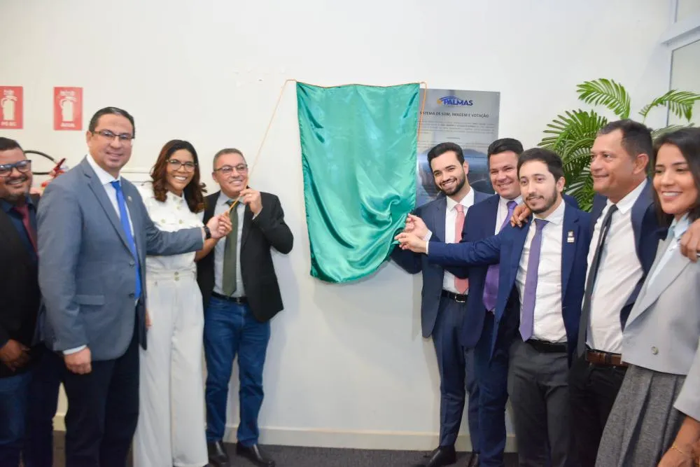 A cerimônia de descerramento da placa reuniu jornalistas, servidores e representantes de veículos de comunicação – Foto: Fernando Lucas – Dicom / Câmara de Palmas