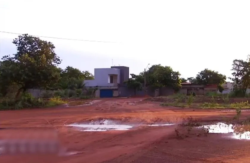 Lama, mato alto e falta de iluminação são problemas em quadra de Palmas — Foto: Reprodução / Agência Tocantins