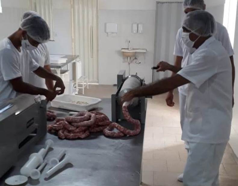 Funcionários embalam a linguiça com selo de garantia – Foto: Seagro/Governo do Tocantins
