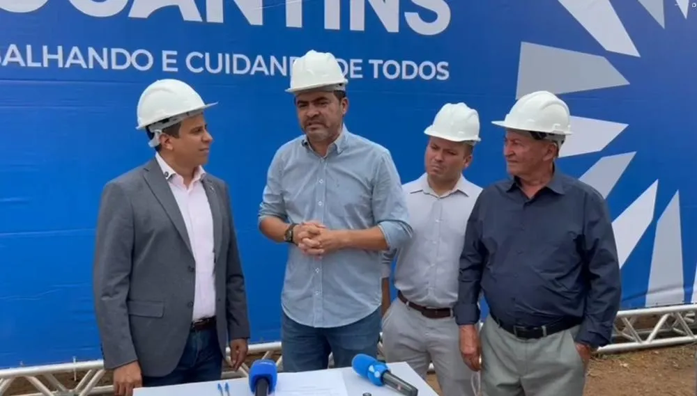 O governador estava acompanhado do secretário de Estado da Educação, Fábio Vaz, e do ex-deputado federal Lázaro Botelho – Foto: Allessandro Ferreira / Agência Tocantins