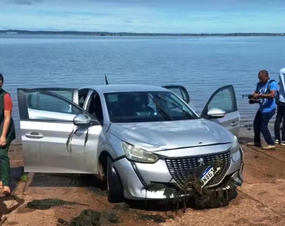 Carro que caiu após avançar em píer é retirado do lago de Palmas — Foto: Divulgação/Corpo de Bombeiros