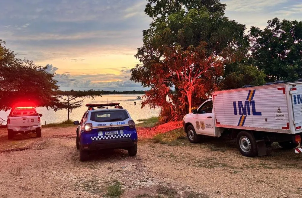 A morte do jovem causou comoção entre os familiares e banhistas da praia. O corpo foi levado para o IML após a realização da perícia – Foto: Allessandro Ferreira / Agência Tocantins