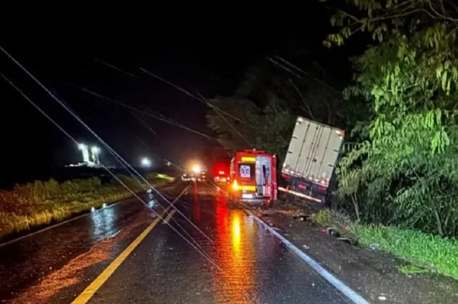 Mulher e dois filhos morreram em acidente na BR-153, em Colinas do Tocantins — Foto: Divulgação/Bombeiros