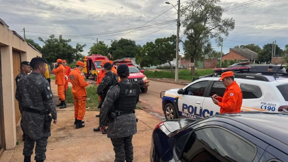 Após o salvamento, a mulher recebeu atendimento imediato e foi encaminhada para cuidados médicos. - Foto: Allessandro Ferreira / Agência Tocantins