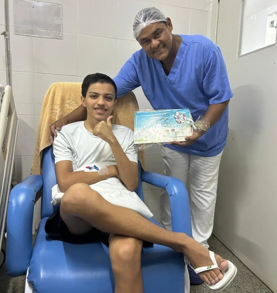 Heitor com o técnico de enfermagem Lázaro Júnior - Foto: Gláucia Mendes