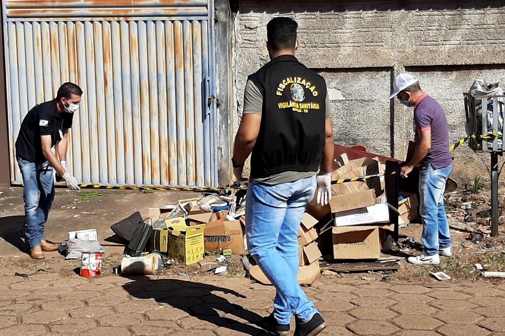 Lixo hospitalar estava em calçada no centro da cidade — Foto: Divulgação/Prefeitura de Guaraí