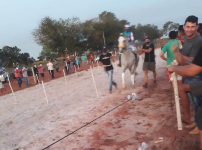 O evento organizado pelo vereador reuniu cerca de 100 pessoas, muitos não estavam usando máscara – Foto: Reprodução/Agência Tocantins