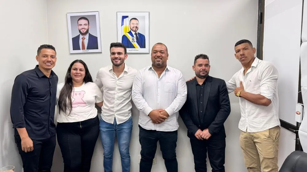 Comitiva liderada pelo prefeito Dione do Pastel durante reunião com o deputado Léo Barbosa – Foto: Allessandro Ferreira / Assessoria