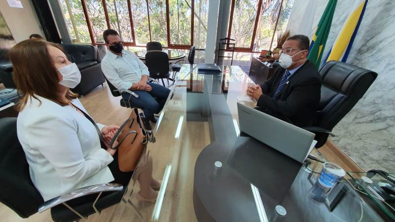 Secretário Tom Lyra com a prefeita de Guaraí Liris Ferneda em reunião no gabinete –Foto: Flávio Cavalera/Divulgação 