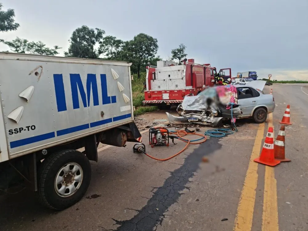 Com o impacto da batida, os dois veículos ficaram destruídos — Foto: Divulgação/Bombeiros