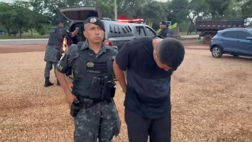 Após ser preso pela equipe de Rotam comando, João Paulo Fernandes de Oliveira foi apresentado á autoridade policial na 1ª CAPC – Foto: Allessandro Ferreira / Agência Tocantins