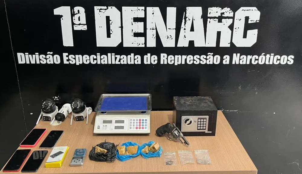 Drogas, balança de precisão e arma de fogo apreendida durante a operação policial – Foto: Reprodução / Agência Tocantins