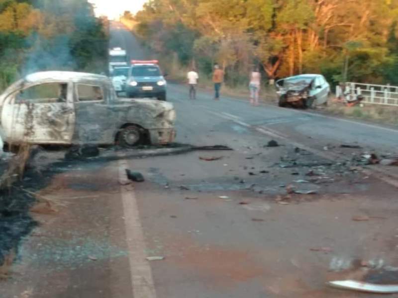 Batida entre dois carros deixa dois mortos e um ferido na TO-080; U dos carros pegou fogo - Foto: Edson Gilmar / Agência Tocantins
