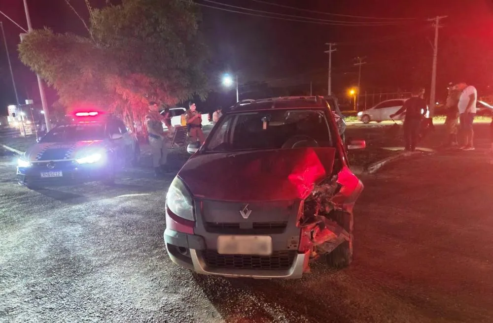 Veículo que o servidor conduzia ficou com a frente danificada com o acidente – Foto: Reprodução / Agência Tocantins
