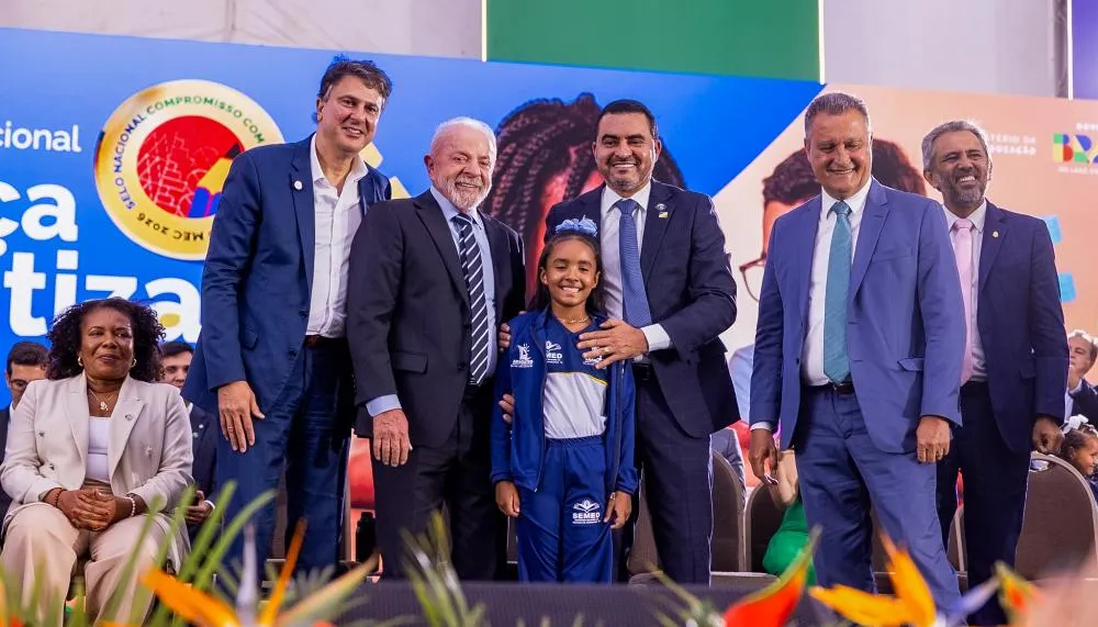 Aluna Maria Angellyna, ao lado do governador Wanderlei Barbosa, do presidente Luiz Inácio Lula da Silva e do ministro Camilo Santana, representando o protagonismo das crianças tocantinenses - Foto: Vinícius Santa Rosa/Governo do Tocantins 