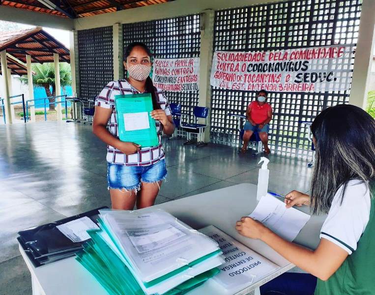 Estudante recebendo o material impresso no Colégio Antenor Barreira, em Goianorte – Foto: Divulgação/Governo do Tocantins
