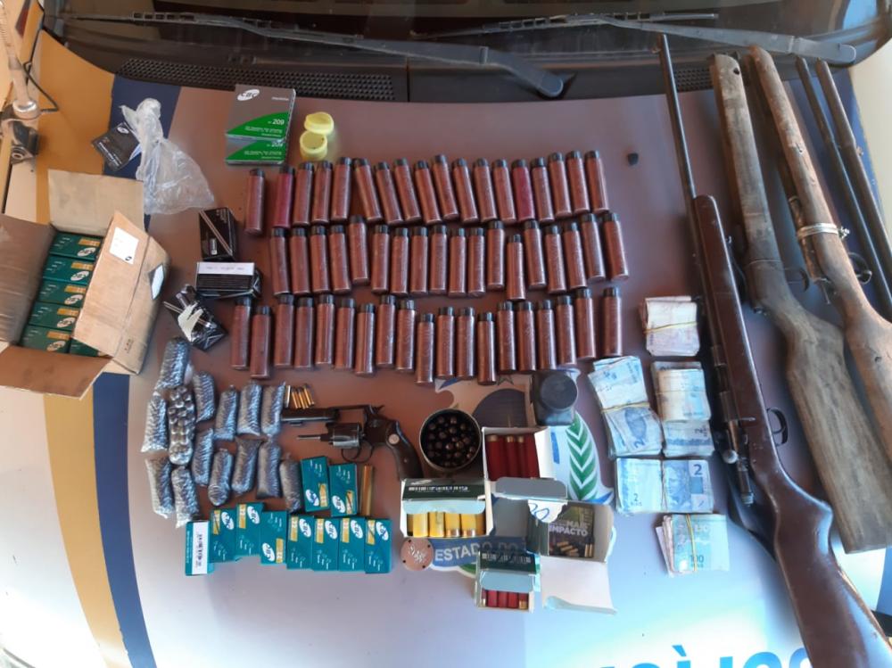 PM prende dois homens por posse ilegal de arma de fogo e munições em Campos Lindos.