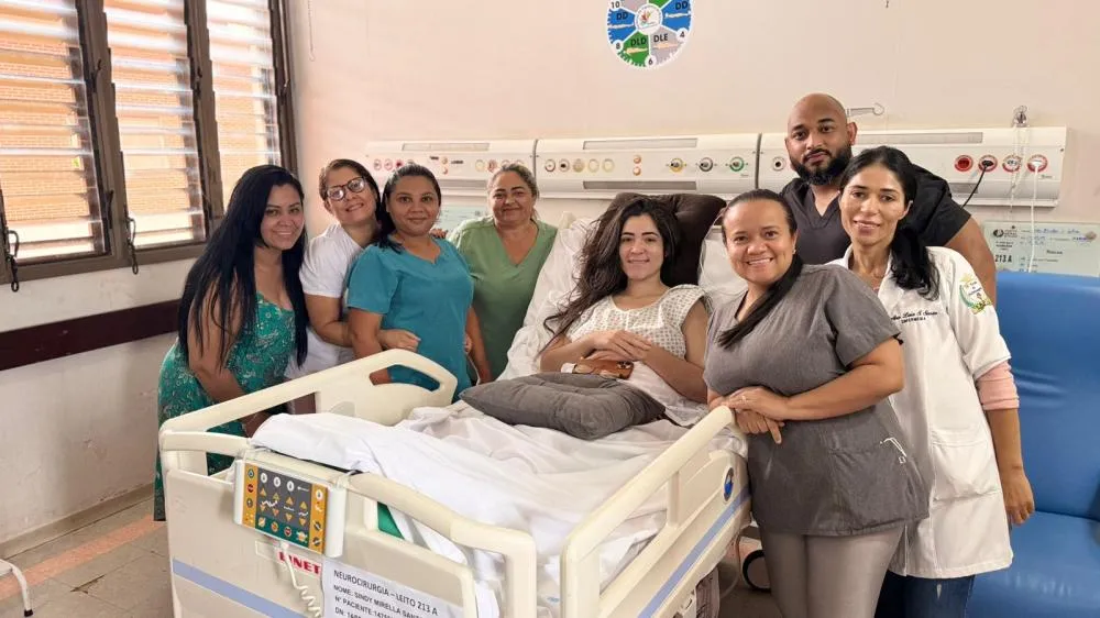 Após quase três meses de tratamento no HGP, paciente de 21 anos é a primeira do Tocantins a receber substância experimental que pode auxiliar na recuperação da medula – Foto: Allessandro Ferreira / Agência Tocantins.