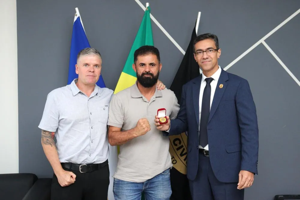 Polícia Civil homenageia investigador do GOTE durante solenidade de aposentadoria em Palmas
