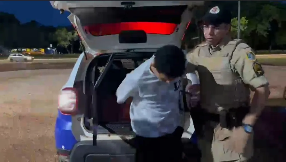 Suspeito de tráfico é preso pela PM com mais de 1 kg de drogas durante abordagem em Luzimangues