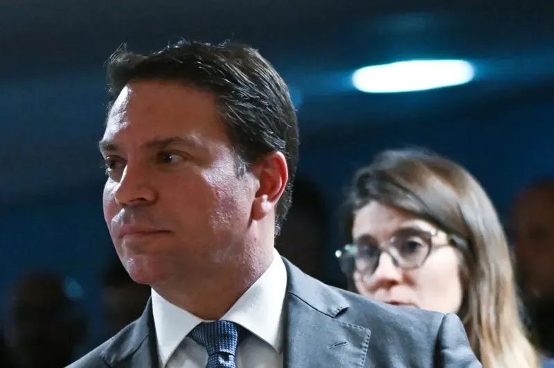 Governo Donald Trump manda delegado da Polícia Federal que ajudou o ICE a prender Alexandre Ramagem deixar os EUA