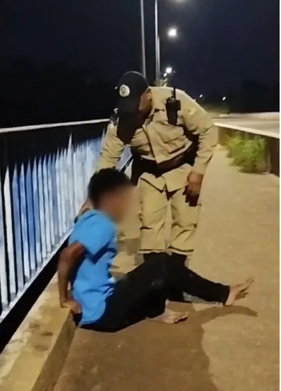 Homem é resgatado pela Polícia Militar após crise emocional em ponte de Palmas; ação rápida evita desfecho trágico