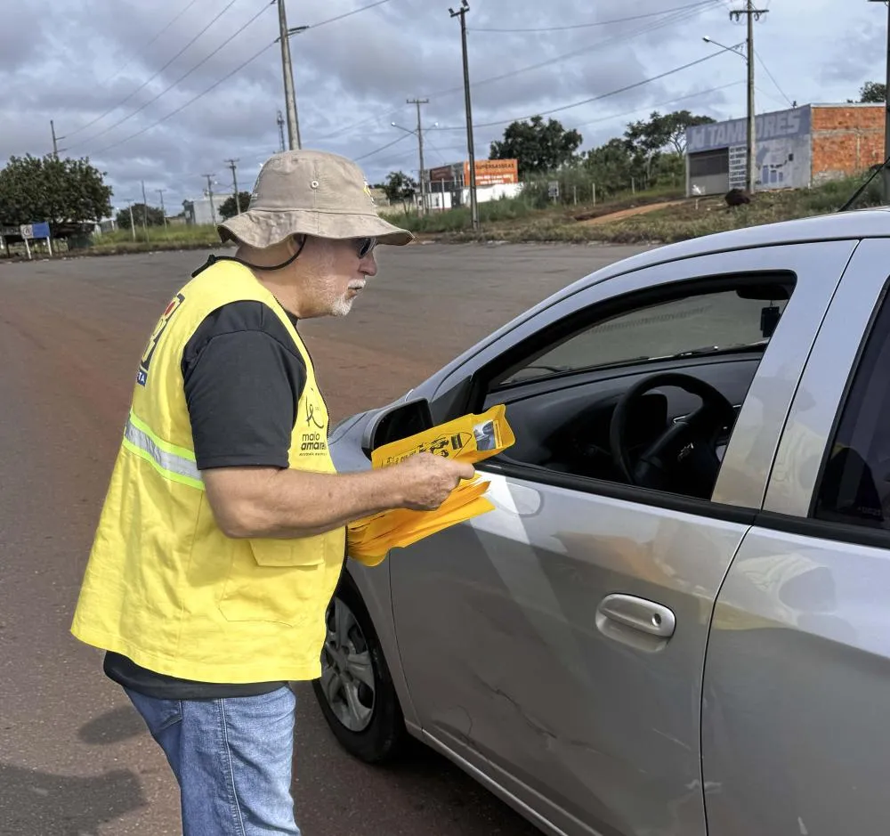 Equipe reforça aos condutores os cuidados essenciais no trânsito, como o respeitos aos limites de velocidade e demais sinalizações, além de incentivar o uso correto dos equipamentos de segurança, como cinto e o capacete. - Foto: Ascom Detran/Governo do To