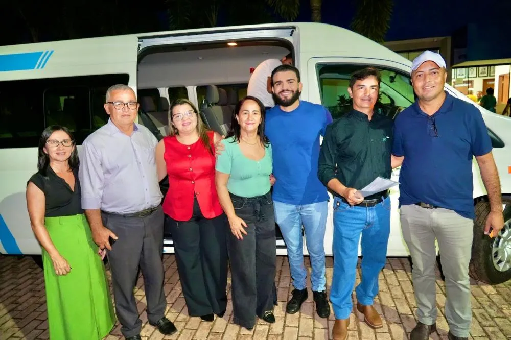 Léo Barbosa entrega van para a saúde de Itacajá e reforça transporte diário de pacientes