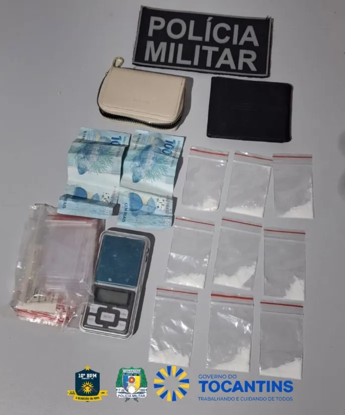 Porções de substância entorpecente análoga à cocaína e dinheiro apreendidos pela PM em posse do suspeito – Foto: Divulgação / Ascom 10º BPM 
