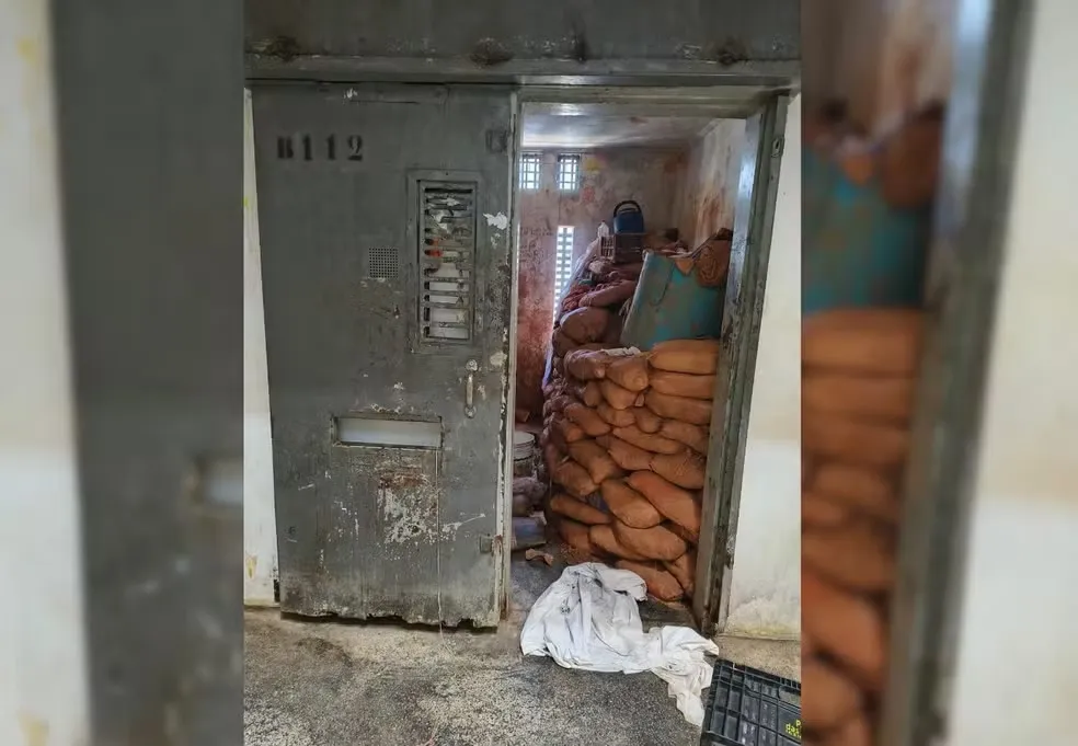 Presos foram retirados e transferidos para outras celas da unidade — Foto: Alta Tensão TO