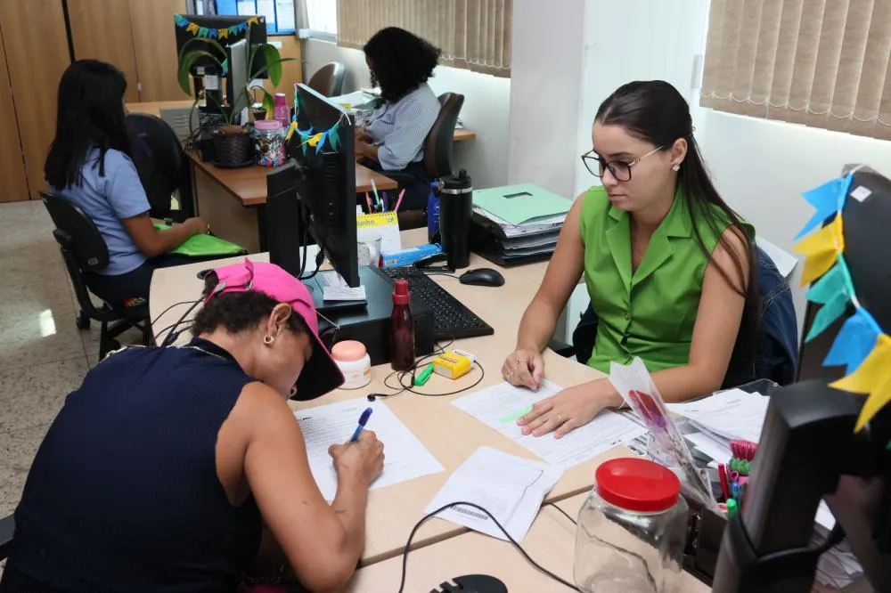 Candidatos são orientados quanto à documentação a ser providenciada - Foto: Lia Mara