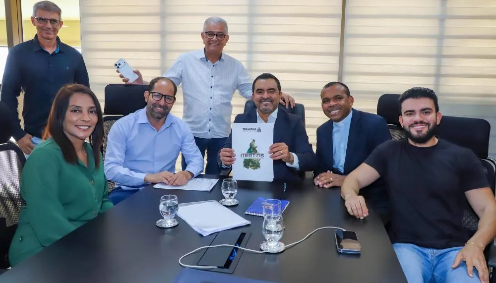  Governador Wanderlei Barbosa entrega o título de domínio de 27 hectares do povoado Sucupira, em Dianópolis, ao lado do deputado estadual Léo Barbosa, do presidente do Itertins, Edimar Ferreira da Silva, da vereadora Edna Gomes, do padre Eldinei da Silva 
