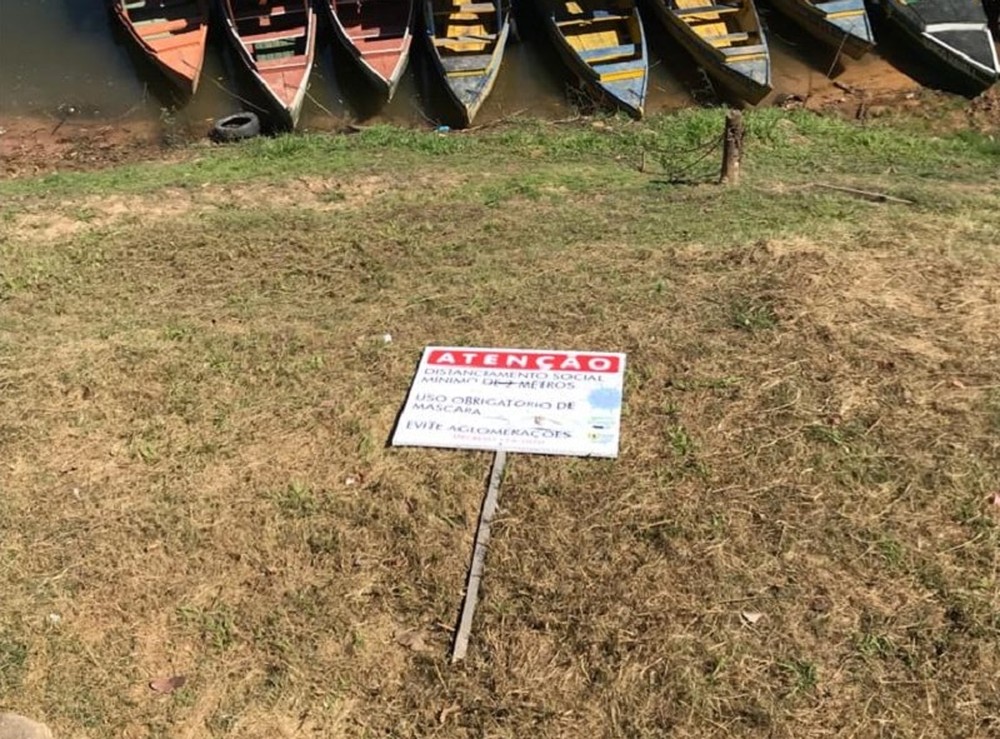 Placa foi jogada às margens do rio Araguaia — Foto: Folha do Bico/Divulgação