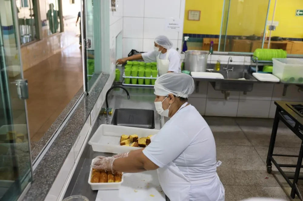As instalações da cozinha do Cmei Mundo Feliz foram vistoriados por equipe técnica da Semed - Foto: Edu Fortes