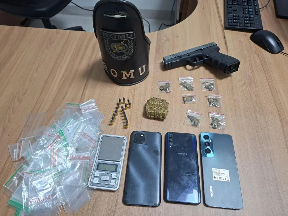 Porções de substância entorpecente, aparelhos celular, balança de precisão e simulacro de arma de fogo, além de munições calibre .22 – Foto: Divulgação / GMP