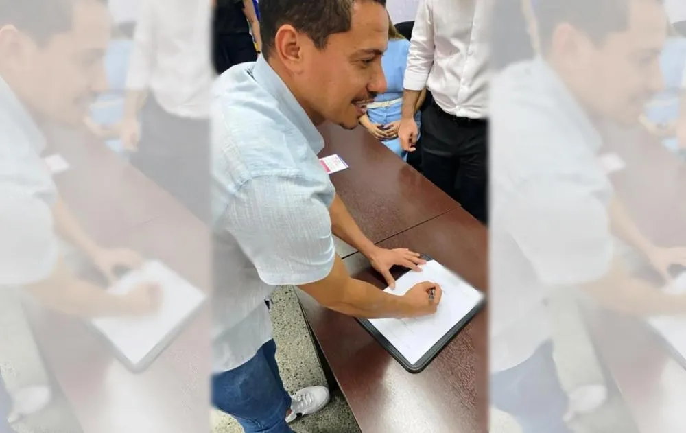 Com uma canetada, prefeito de Combinado exonera servidores no último dia do mês e gestão é alvo de críticas por atraso salarial