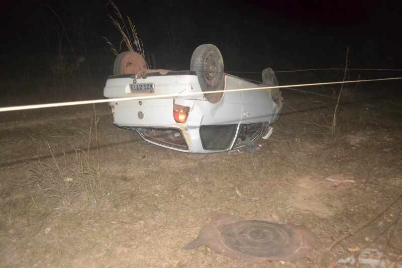 Com o impacto da batida o carro saiu da pista e ficou com as rodas para cima após capotar – Foto: Edson Gilmar / Agência Tocantins