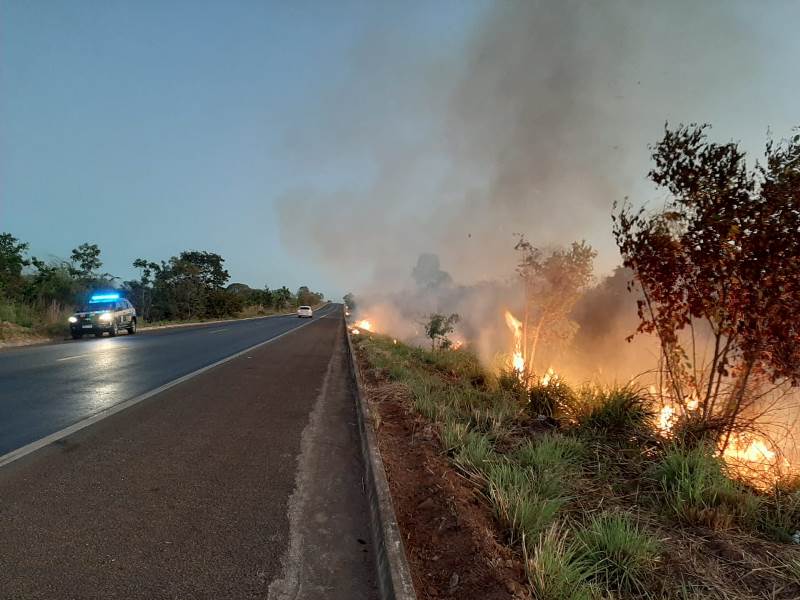 O fogo atingiu a área de vegetação na Faixa de Domínio às margens da rodovia, numa extensão de aproximadamente 100 metros – Foto: Divulgação/PRF