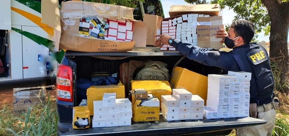 Os medicamentos e aparelhos celulares estavam sendo transportados sem nota fiscal e foram apreendidos - Foto: Divulgação/PRF